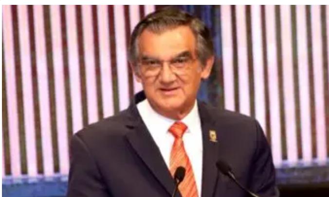 Américo Villarreal muestra su visa y rechaza nexos con el huachicol
