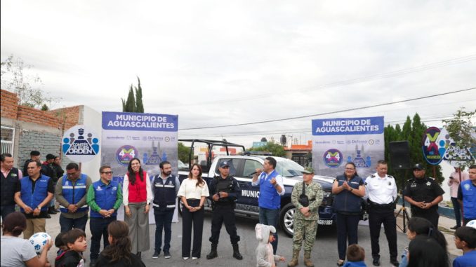 Entrega Leo Montañez nueva patrulla para fraccionamiento Mirador de las Culturas
