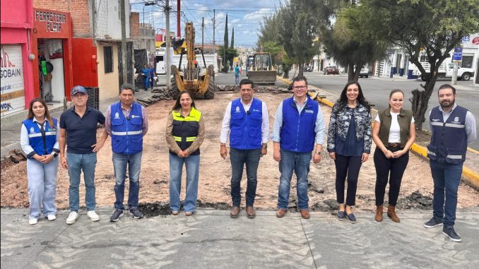 Supervisa Leo Montañez pavimentación en la Av. Valle de los Romero en beneficio del oriente de la capital