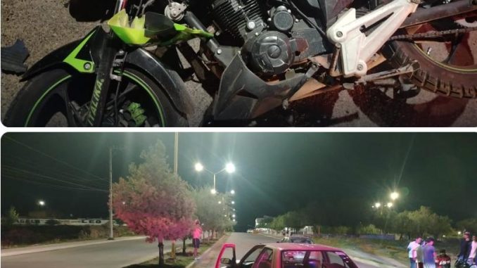Policía Vial atiende choque entre motocicleta y automóvil en el fraccionamiento Villa Natura