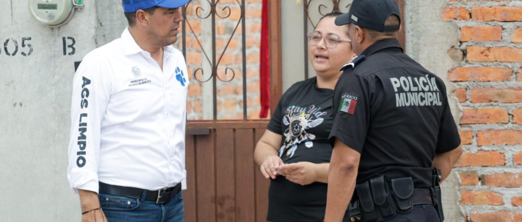 Visita Leo Montañez a vecinos de Paseos de San Antonio