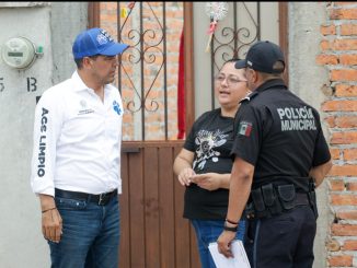 Visita Leo Montañez a vecinos de Paseos de San Antonio