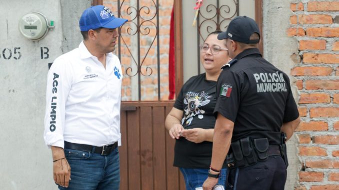 Visita Leo Montañez a vecinos de Paseos de San Antonio