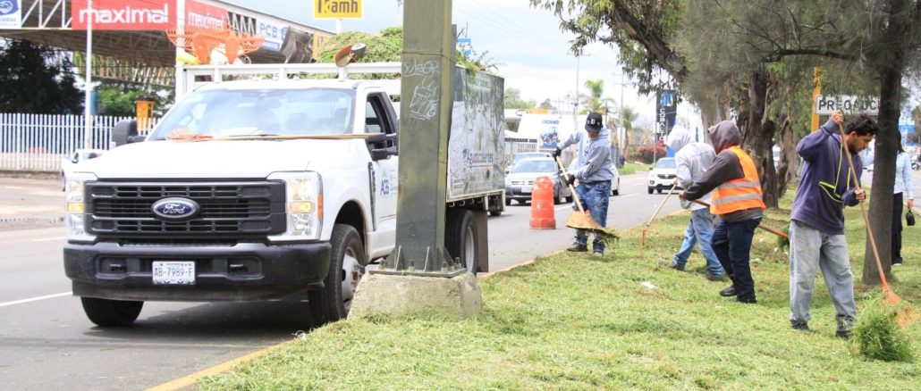 Municipio de Aguascalientes realiza operativo preventivo de limpieza y desmalezado en la 45 norte