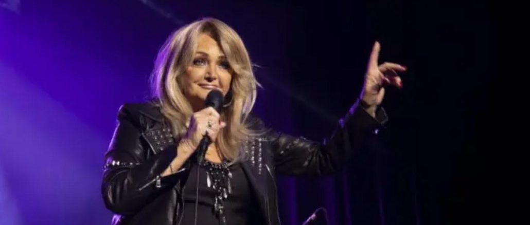 Bonnie Tyler sale del coma inducido, pero sigue en cuidados intensivos