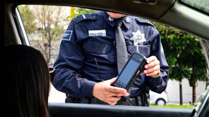 Conductores ya pueden pagar infracciones con Tarjeta de manera inmediata ante Policía Vial