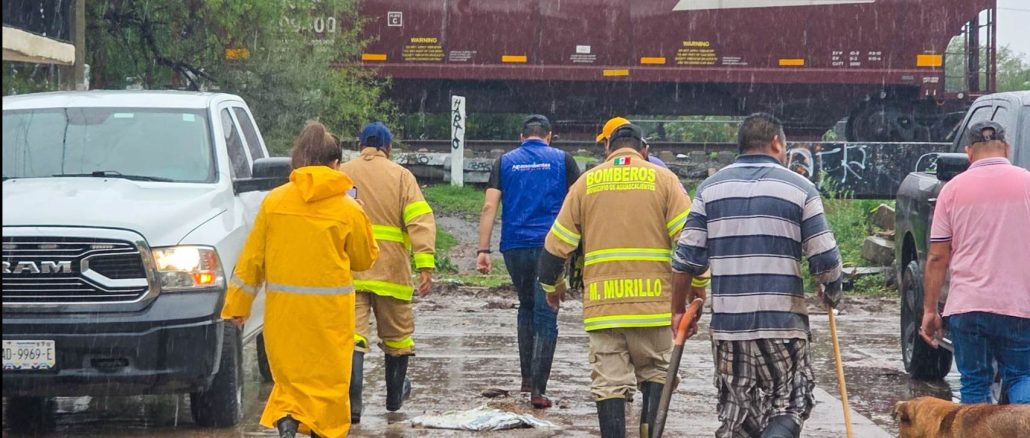 Atiende Leo Montañez viviendas afectadas por las fuertes lluvias en los fraccionamientos Constitución y Dellaterra
