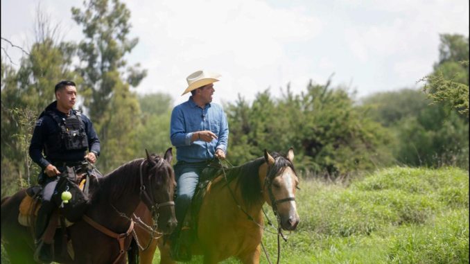 Realiza Leo Montañez recorrido en La Pona con la Policía Montada