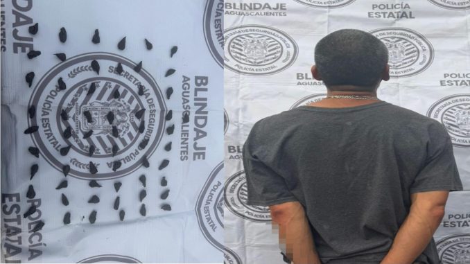 Policías del Mando Coordinado detuvieron en el municipio de Real de Asientos a sujeto en poder de envoltorios con sustancia granulada al parecer cristal