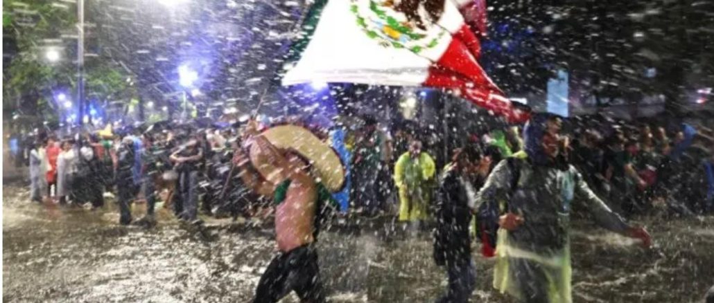 ¡Como patos! Más de 800 mil aficionados celebran bajo la intensa lluvia el triunfo de la Selección