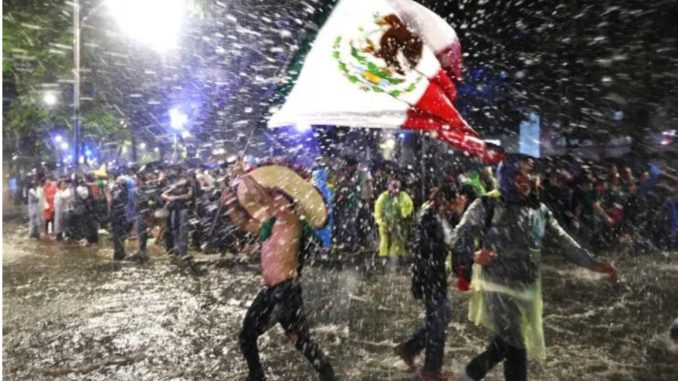 ¡Como patos! Más de 800 mil aficionados celebran bajo la intensa lluvia el triunfo de la Selección