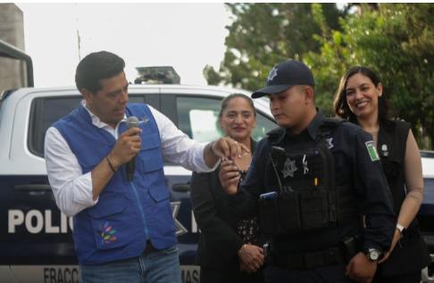 Entrega Leo Montañez patrulla para reforzar la Seguridad en Bajío y Villa de las Palmas