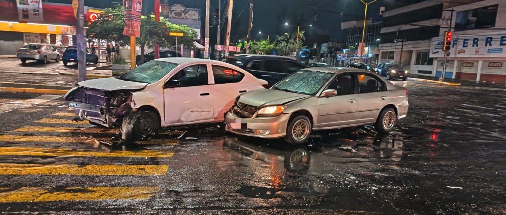 Policía Vial atiende choque en el cruce de Av. Convención y Av. Las Américas
