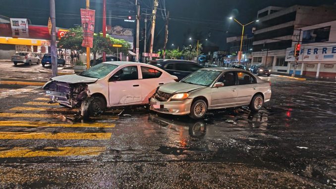 Policía Vial atiende choque en el cruce de Av. Convención y Av. Las Américas