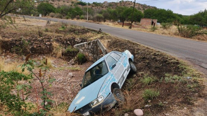 Policías Estatales atienden reporte de accidente tipo salida de camino en el Municipio de Calvillo