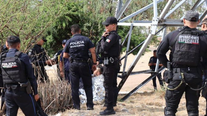 Policías Municipales auxilian a persona que se encontraba en una Torre de alta tensión