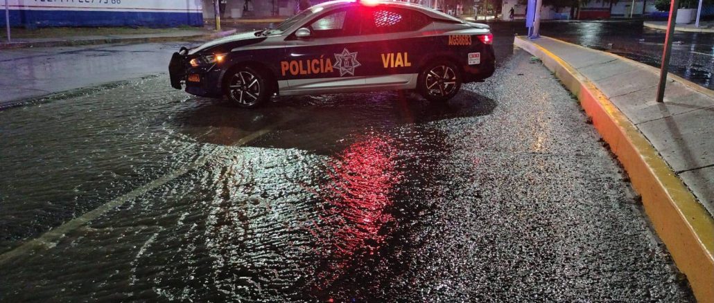 Policía Vial realiza acciones preventivas durante la madrugada ante lluvias registradas