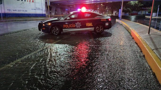Policía Vial realiza acciones preventivas durante la madrugada ante lluvias registradas