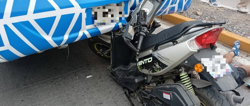 Policía Vial atiende choque entre motocicleta y camión de transporte público en Av. Siglo XXI