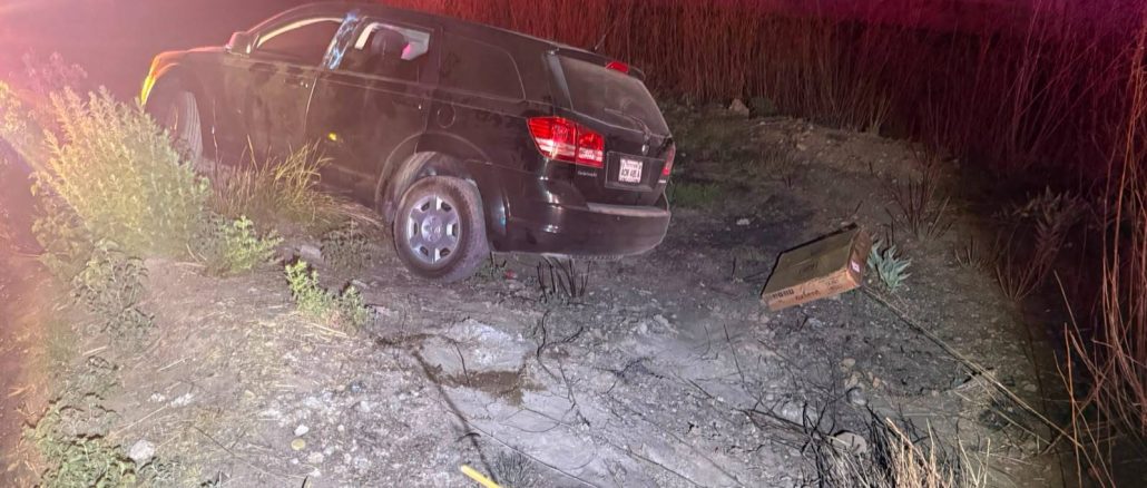 Policías Estatales intervienen accidente tipo salida de camino en la carretera a la comunidad Norias de Ojocaliente