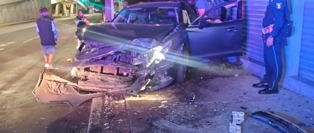 Policía Vial atiende choque contra objetos fijos en Av. Aguascalientes
