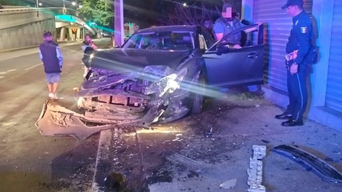 Policía Vial atiende choque contra objetos fijos en Av. Aguascalientes
