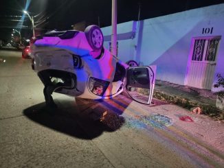Policía Vial atiende volcadura en el fraccionamiento La Estrella
