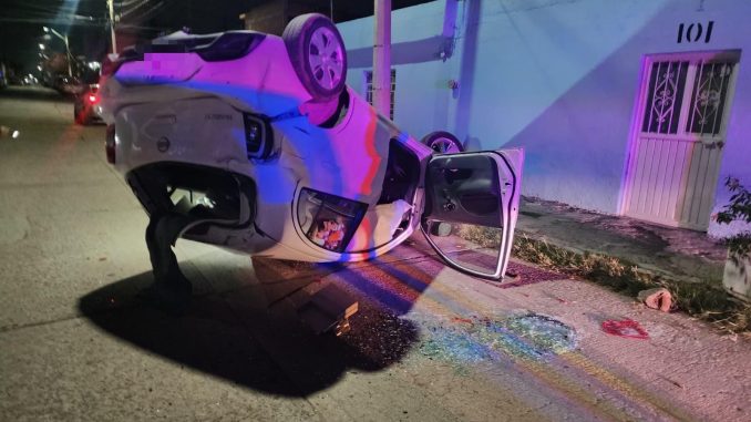 Policía Vial atiende volcadura en el fraccionamiento La Estrella
