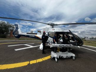 Paramédicos del helicóptero Fuerza Uno realizan traslado aeromédico al Hospital Hidalgo desde el Municipio de Calvillo de persona lesionada en choque volcadura