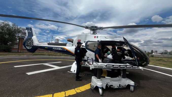Paramédicos del helicóptero Fuerza Uno realizan traslado aeromédico al Hospital Hidalgo desde el Municipio de Calvillo de persona lesionada en choque volcadura