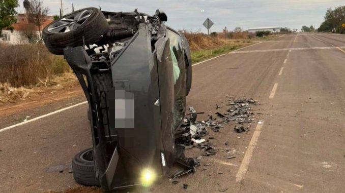 Policías Estatales atienden reporte de accidente por alcance y posterior volcadura de un vehículo marca Tesla