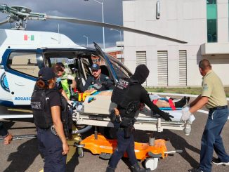 Se realiza traslado aeromédico en el Helicóptero Fuerza Uno de persona en código rojo tras chqoeu por alcance en carretera federal 70 a la altura de la comunidad El Sauz