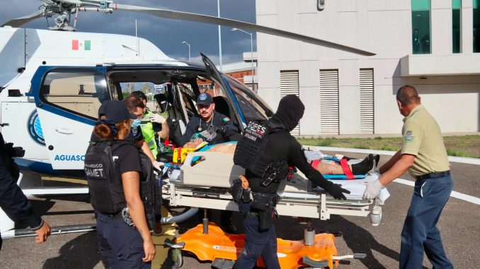 Se realiza traslado aeromédico en el Helicóptero Fuerza Uno de persona en código rojo tras chqoeu por alcance en carretera federal 70 a la altura de la comunidad El Sauz