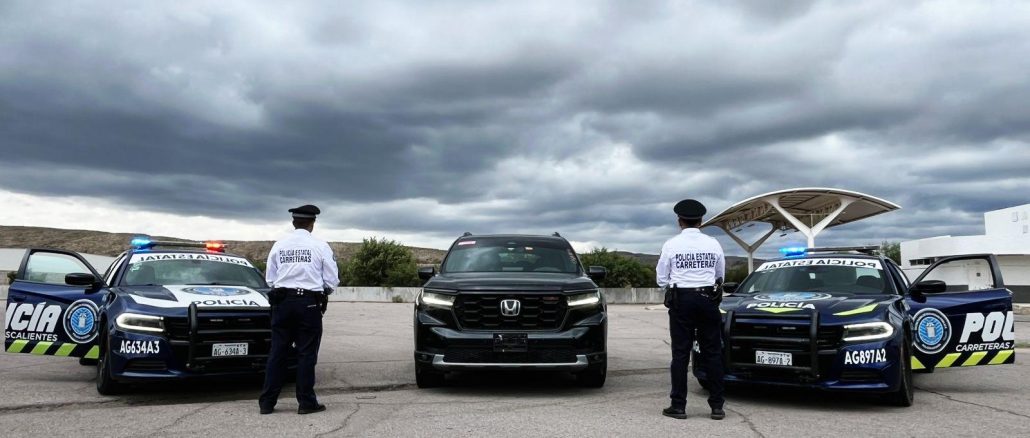 Policías Estatales recuperan en la puerta de seguridad norte un vehículo con reporte en el Estado de California, Estados Unidos