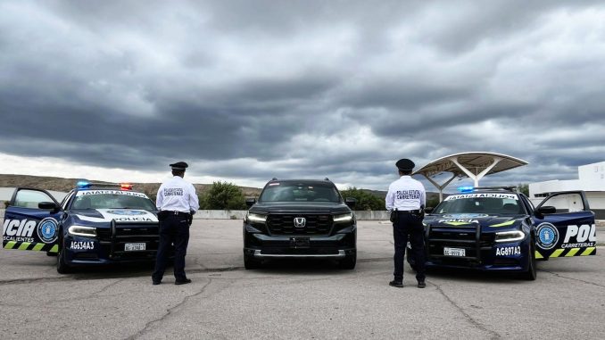 Policías Estatales recuperan en la puerta de seguridad norte un vehículo con reporte en el Estado de California, Estados Unidos