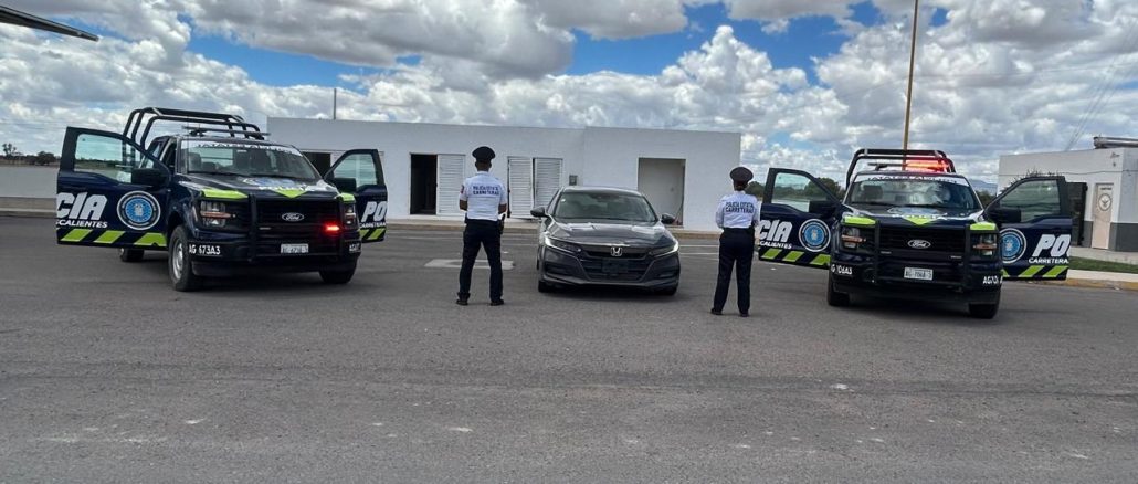 Policías Estatales recuperan en la Puerta de Seguridad oriente vehículo con reporte de robo en el Estado de Querétaro