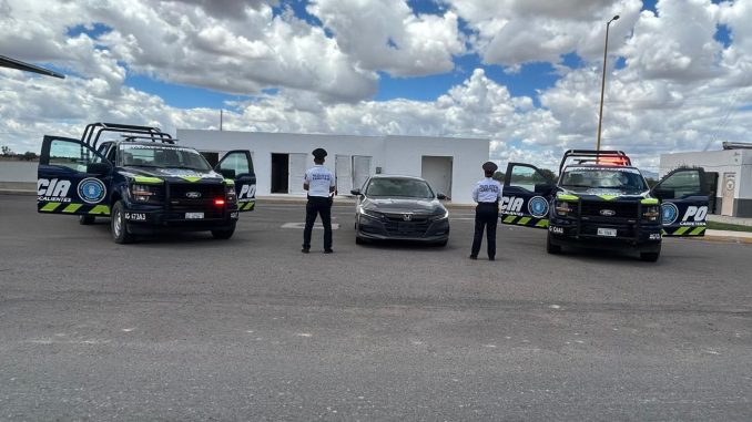 Policías Estatales recuperan en la Puerta de Seguridad oriente vehículo con reporte de robo en el Estado de Querétaro