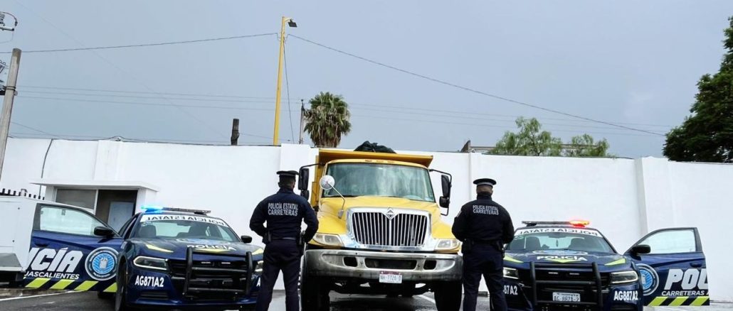 Policías Estatales aseguran en Buenavista de Peñuelas camión de volteo que presentaba anomalías en su número de serie