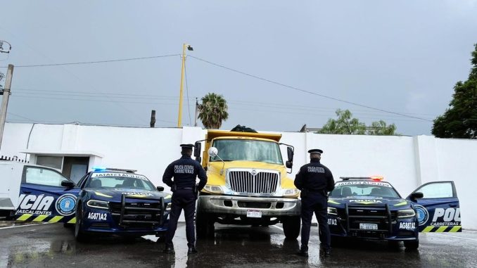 Policías Estatales aseguran en Buenavista de Peñuelas camión de volteo que presentaba anomalías en su número de serie