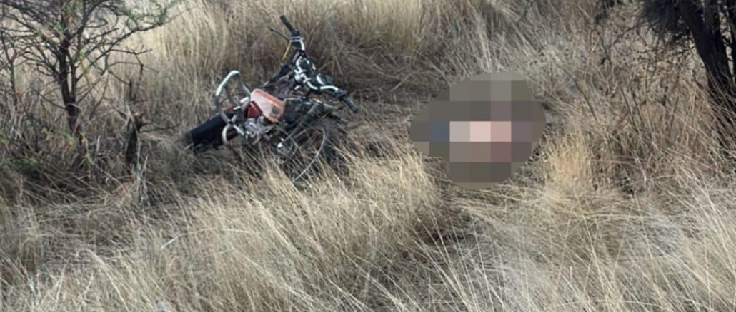 Policías Estatales atienden reporte de accidente en el Municipio de Asientos, en el que, perdió la vida un motociclista