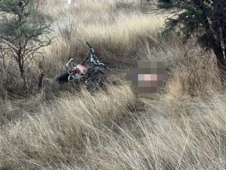 Policías Estatales atienden reporte de accidente en el Municipio de Asientos, en el que, perdió la vida un motociclista