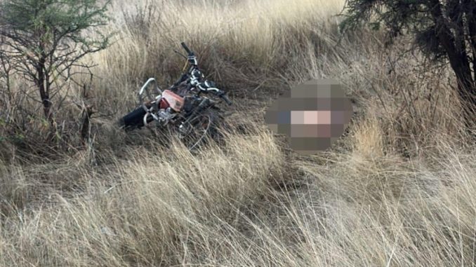 Policías Estatales atienden reporte de accidente en el Municipio de Asientos, en el que, perdió la vida un motociclista