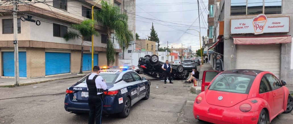 Policía Vial atiende volcadura en el fraccionamiento Gremial