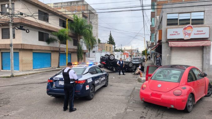 Policía Vial atiende volcadura en el fraccionamiento Gremial