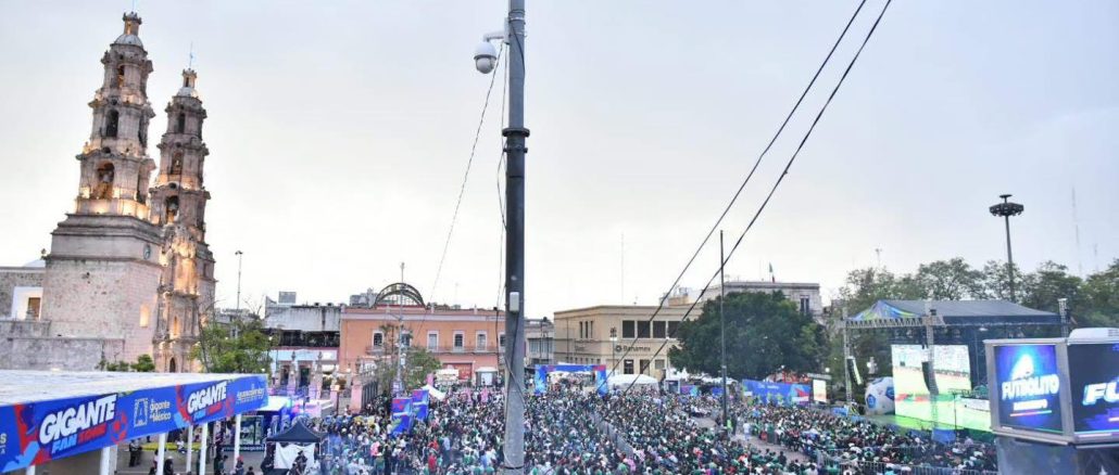 Ni la lluvia pudo apagar la fiesta, el carbón ni la pasión futbolística: Miles se reunieron en La Gigante Fan Zone de la Plaza Patria para apoyar al Tri