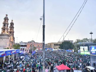Ni la lluvia pudo apagar la fiesta, el carbón ni la pasión futbolística: Miles se reunieron en La Gigante Fan Zone de la Plaza Patria para apoyar al Tri