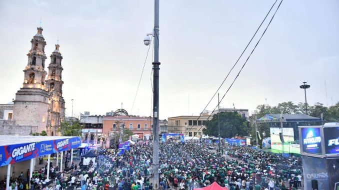 Ni la lluvia pudo apagar la fiesta, el carbón ni la pasión futbolística: Miles se reunieron en La Gigante Fan Zone de la Plaza Patria para apoyar al Tri