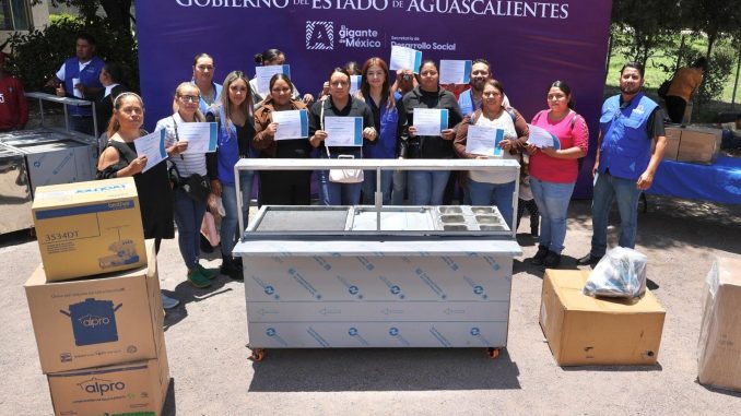 Entregan apoyos para impulsar el Emprendimiento en familias de Aguascalientes
