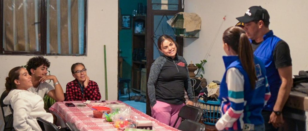 Tere Jiménez y Leonardo Montañez recorren zona afectada por lluvias en la Constitución; llevan apoyo directo a las Familias