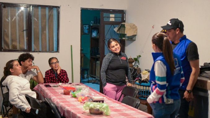 Tere Jiménez y Leonardo Montañez recorren zona afectada por lluvias en la Constitución; llevan apoyo directo a las Familias